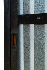 1058ミリ　堅牢な格子づくりで和の趣きある格子くぐり戸(裏面アクリル入り)　G2551