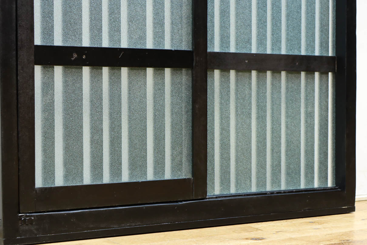 1058ミリ　堅牢な格子づくりで和の趣きある格子くぐり戸(裏面アクリル入り)　G2551