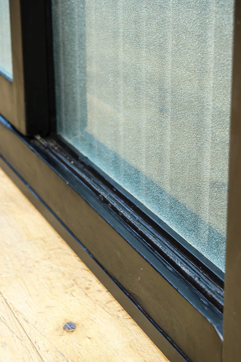 1058ミリ　堅牢な格子づくりで和の趣きある格子くぐり戸(裏面アクリル入り)　G2551