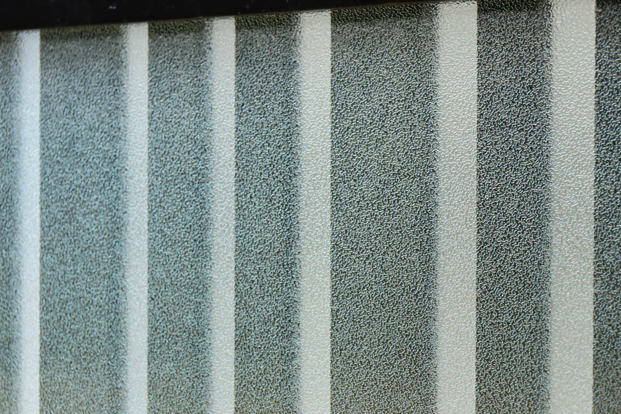 1058ミリ　堅牢な格子づくりで和の趣きある格子くぐり戸(裏面アクリル入り)　G2551