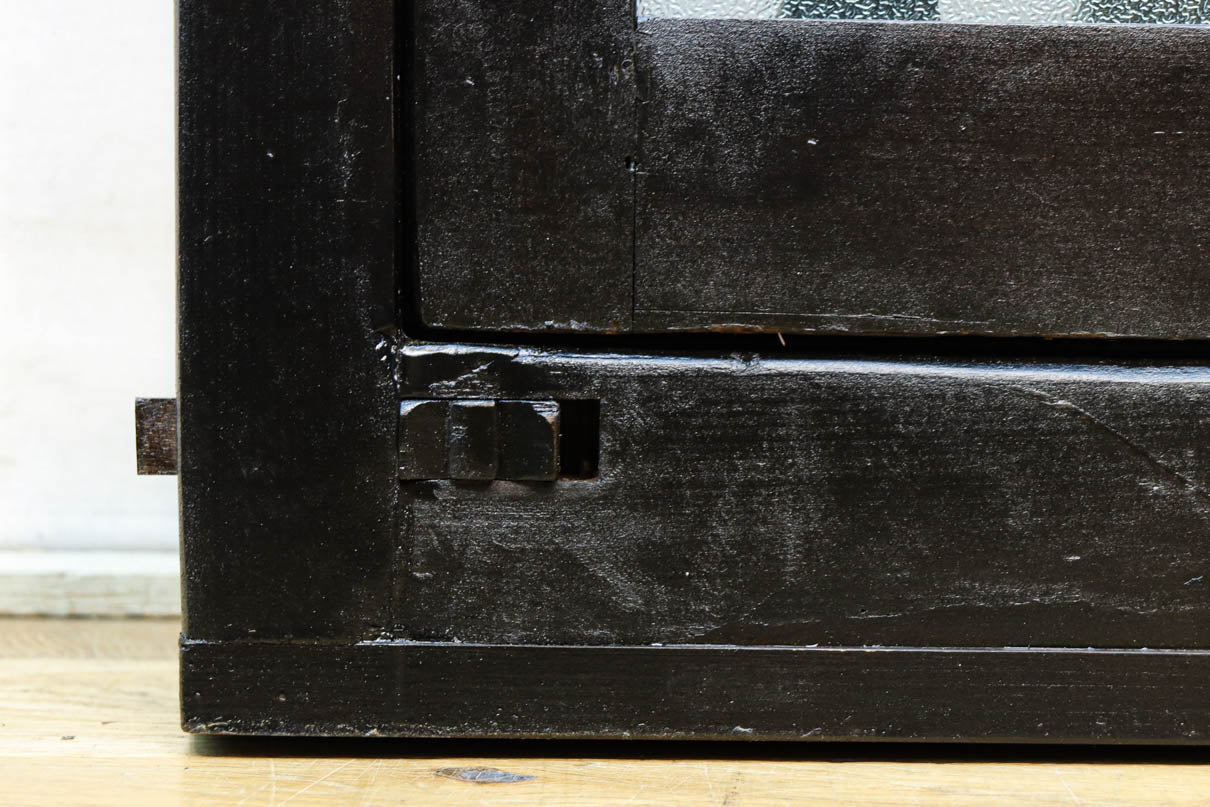 1058ミリ　堅牢な格子づくりで和の趣きある格子くぐり戸(裏面アクリル入り)　G2551