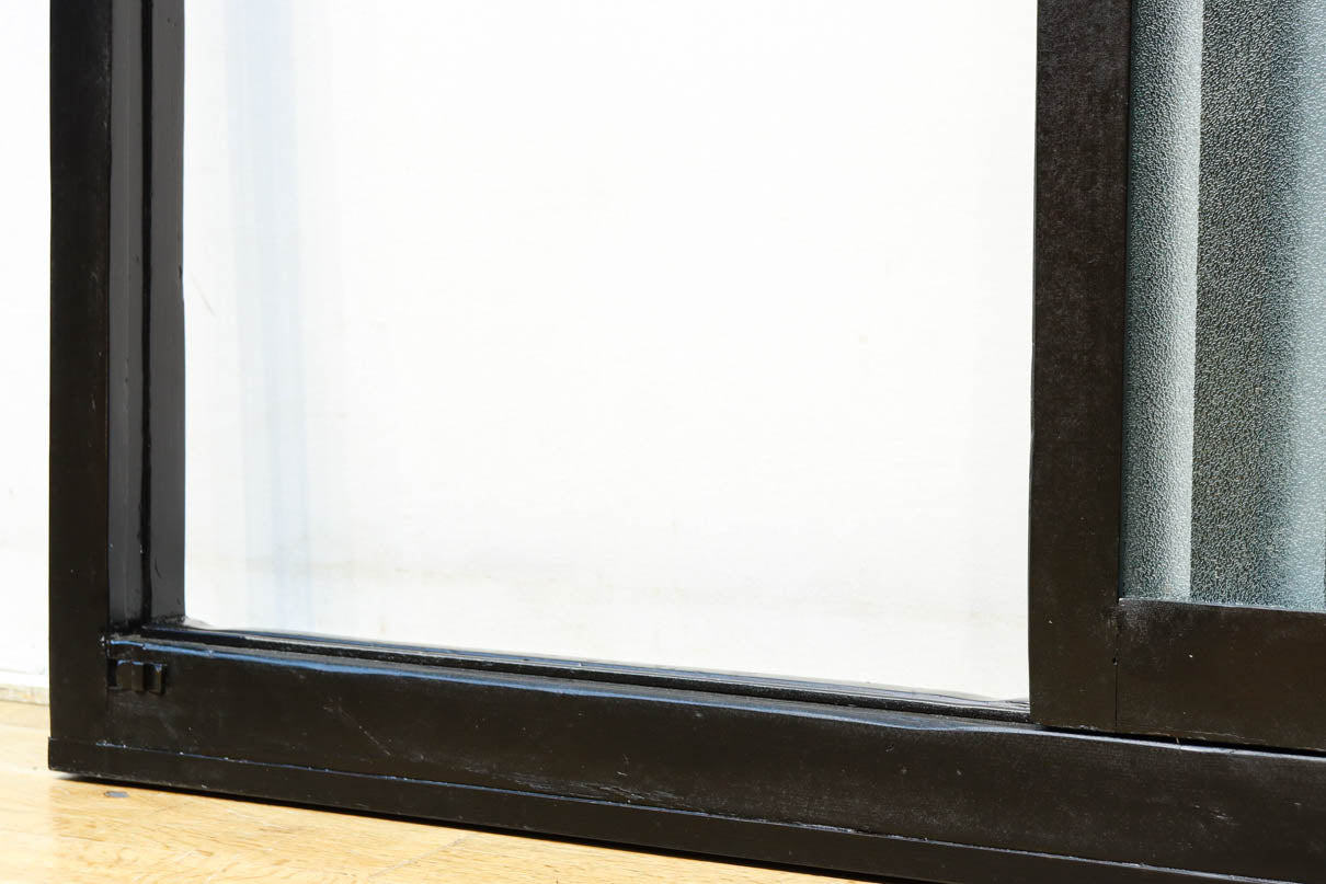 1058ミリ　堅牢な格子づくりで和の趣きある格子くぐり戸(裏面アクリル入り)　G2551