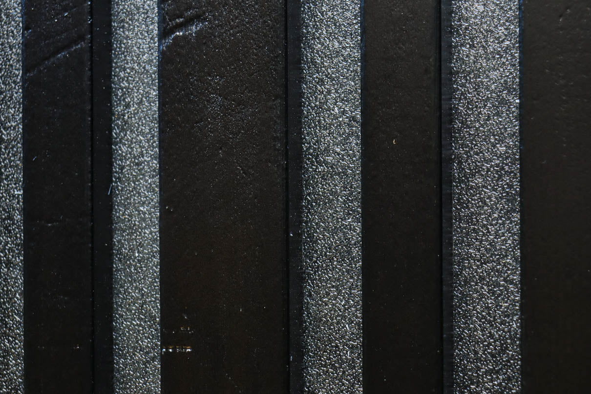 1058ミリ　堅牢な格子づくりで和の趣きある格子くぐり戸(裏面アクリル入り)　G2551