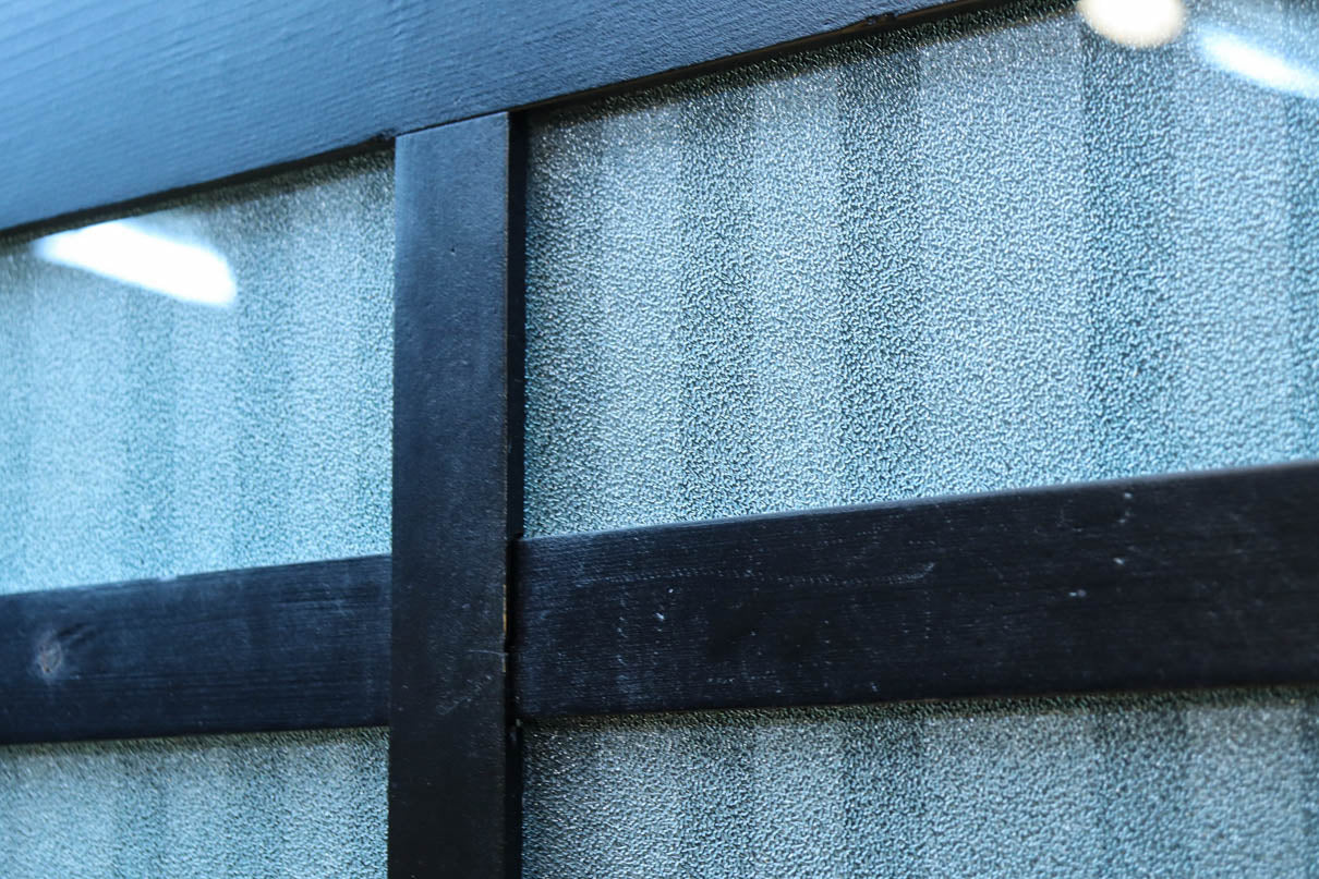 1058ミリ　堅牢な格子づくりで和の趣きある格子くぐり戸(裏面アクリル入り)　G2551