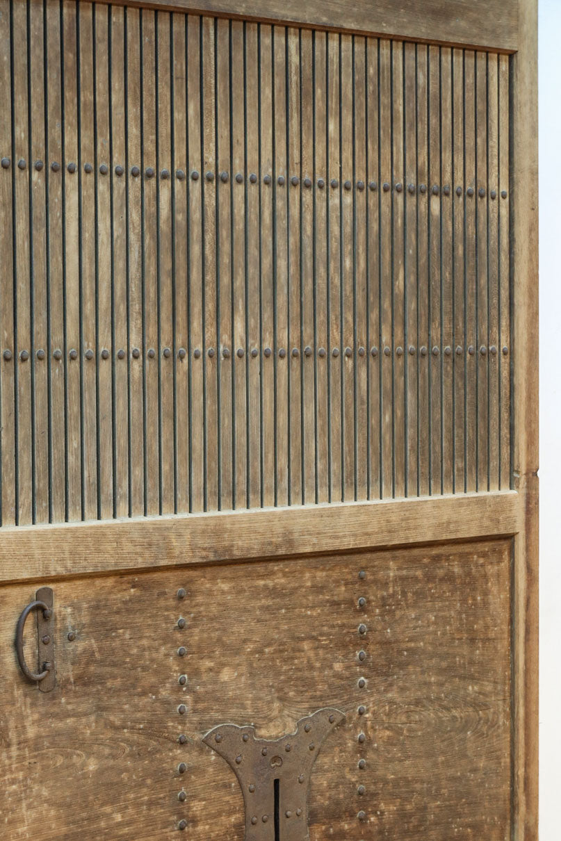 幅1218ミリ　穏やかな木地色の枯れ具合が味わい深い総欅格子蔵戸　G2552