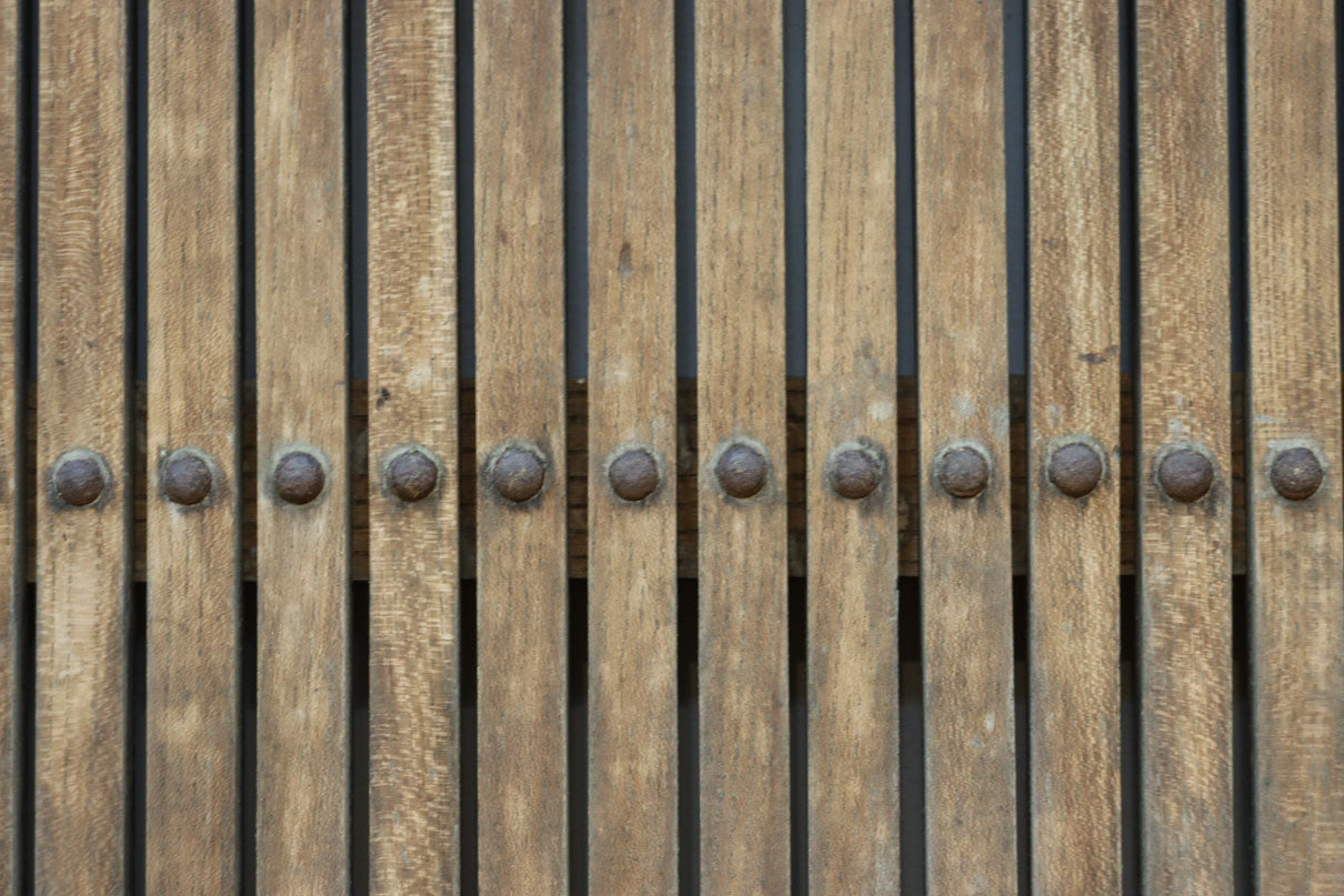 幅1218ミリ　穏やかな木地色の枯れ具合が味わい深い総欅格子蔵戸　G2552