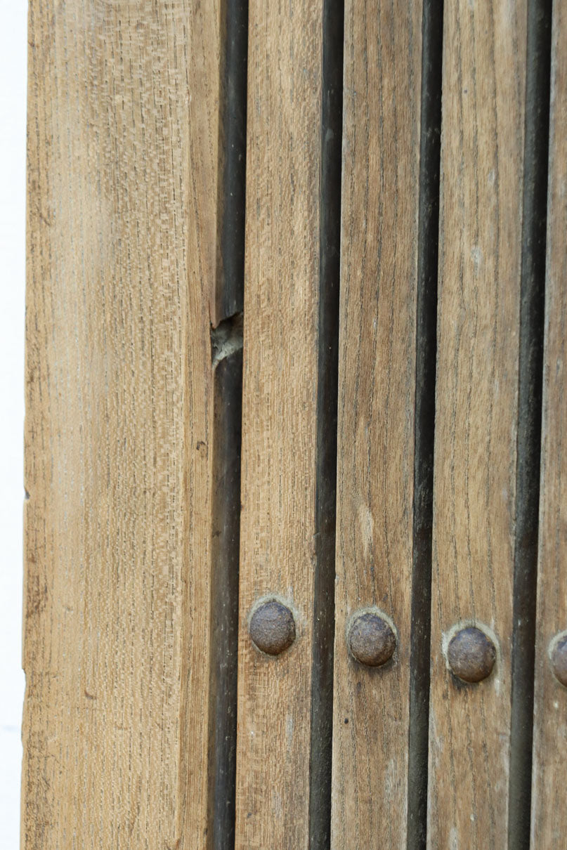 幅1218ミリ　穏やかな木地色の枯れ具合が味わい深い総欅格子蔵戸　G2552