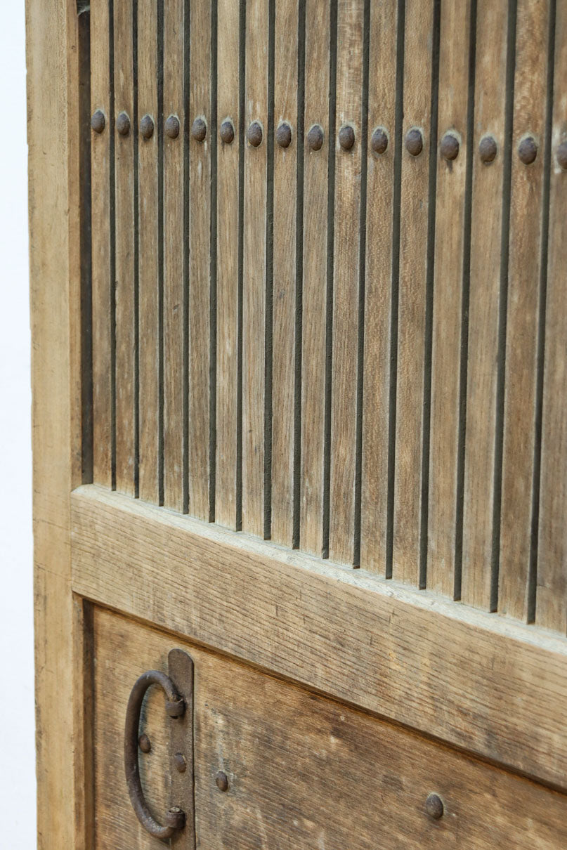 幅1218ミリ　穏やかな木地色の枯れ具合が味わい深い総欅格子蔵戸　G2552