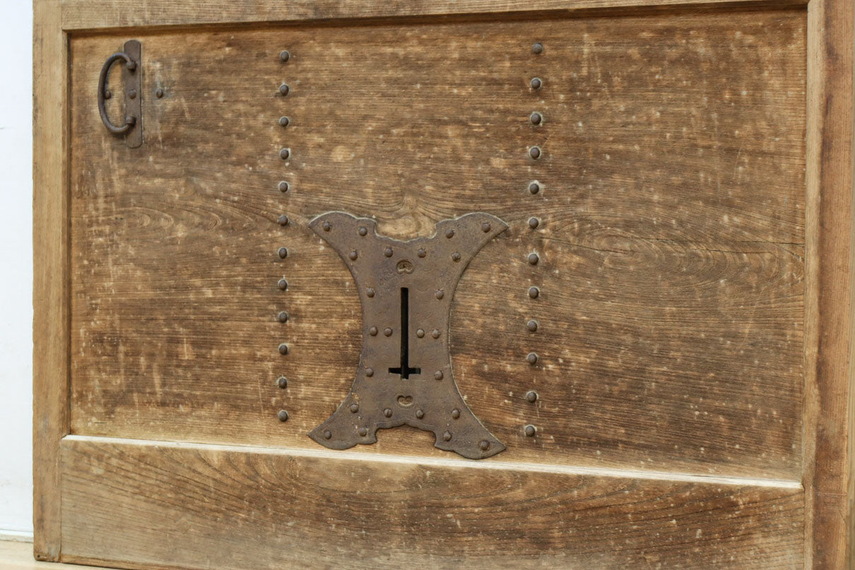 幅1218ミリ　穏やかな木地色の枯れ具合が味わい深い総欅格子蔵戸　G2552