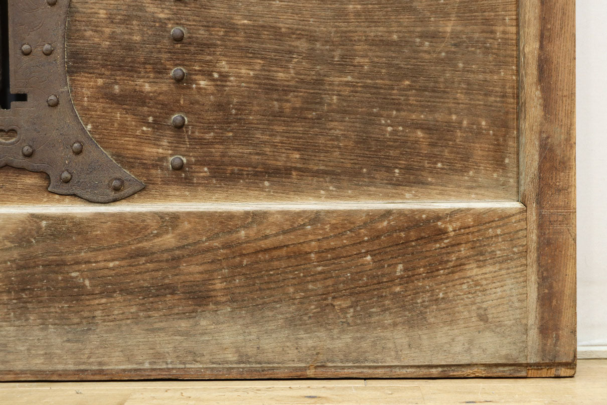 幅1218ミリ　穏やかな木地色の枯れ具合が味わい深い総欅格子蔵戸　G2552