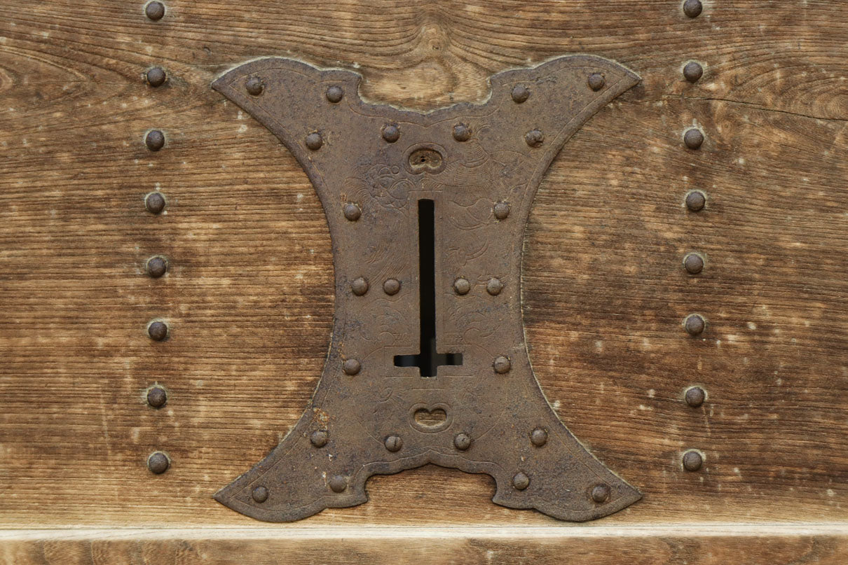 幅1218ミリ　穏やかな木地色の枯れ具合が味わい深い総欅格子蔵戸　G2552