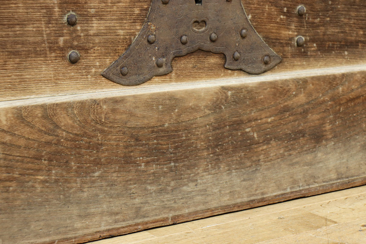 幅1218ミリ　穏やかな木地色の枯れ具合が味わい深い総欅格子蔵戸　G2552