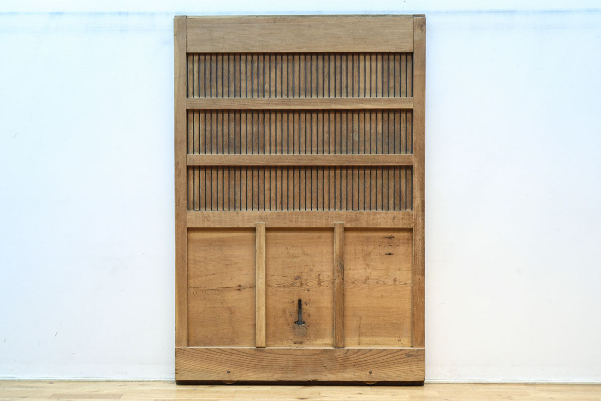 幅1218ミリ　穏やかな木地色の枯れ具合が味わい深い総欅格子蔵戸　G2552