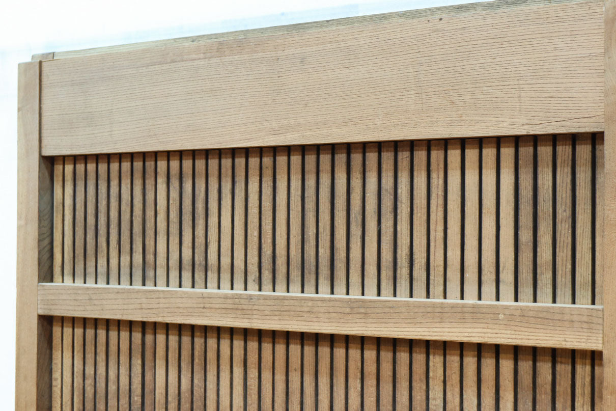 幅1218ミリ　穏やかな木地色の枯れ具合が味わい深い総欅格子蔵戸　G2552