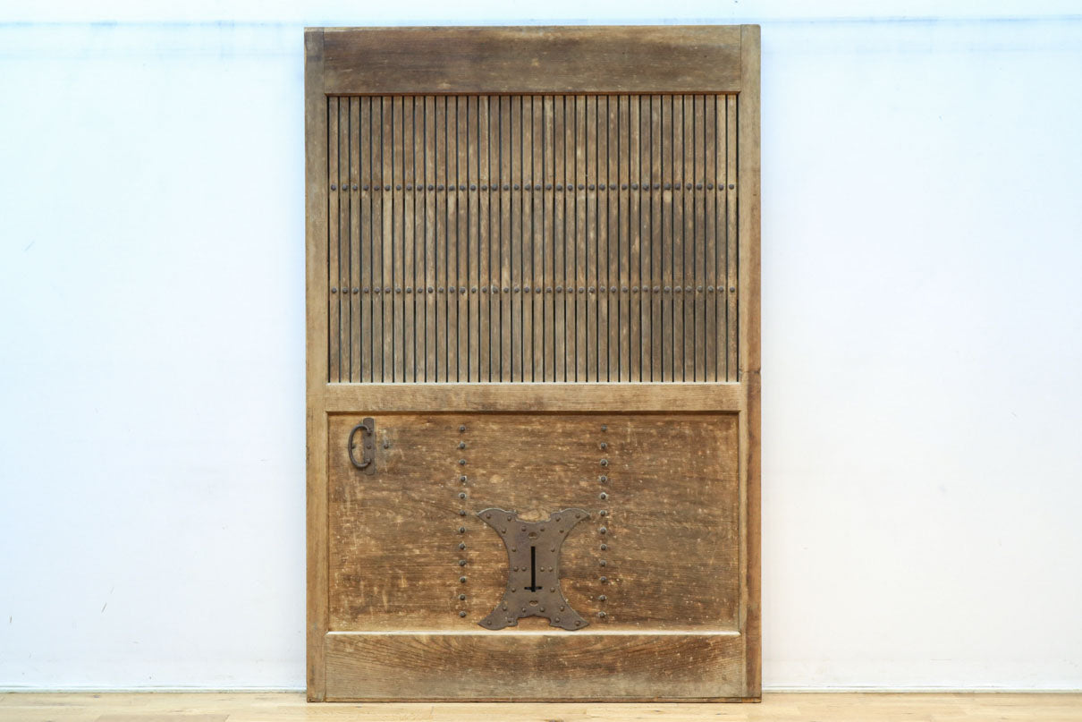 幅1218ミリ　穏やかな木地色の枯れ具合が味わい深い総欅格子蔵戸　G2552