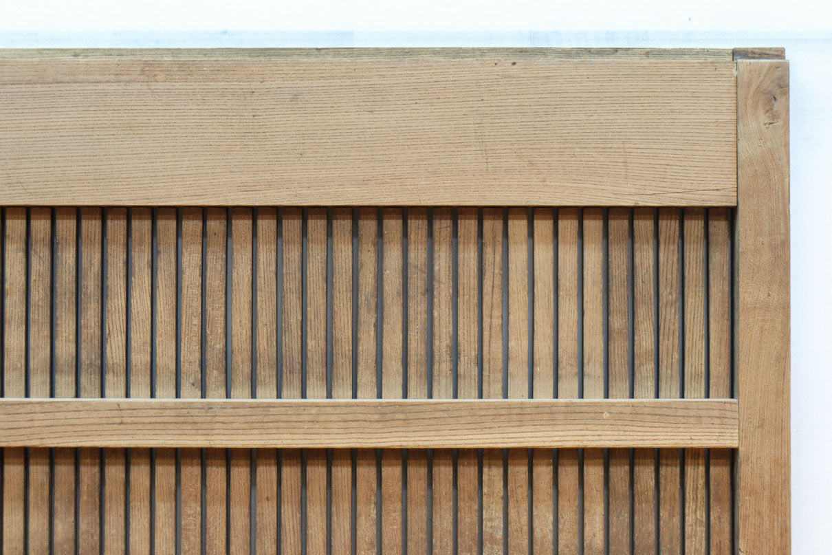 幅1218ミリ　穏やかな木地色の枯れ具合が味わい深い総欅格子蔵戸　G2552