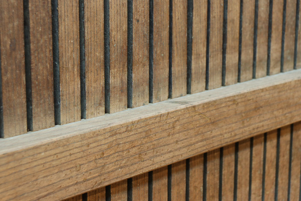 幅1218ミリ　穏やかな木地色の枯れ具合が味わい深い総欅格子蔵戸　G2552