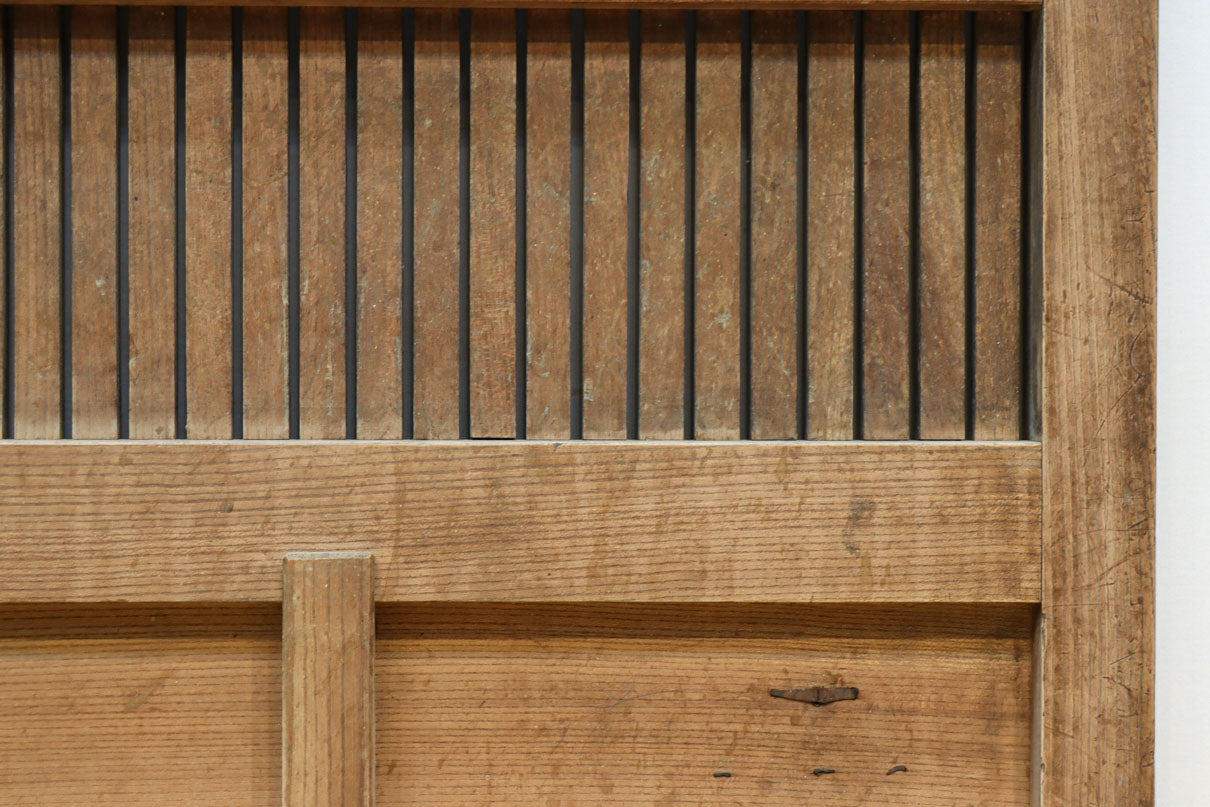 幅1218ミリ　穏やかな木地色の枯れ具合が味わい深い総欅格子蔵戸　G2552