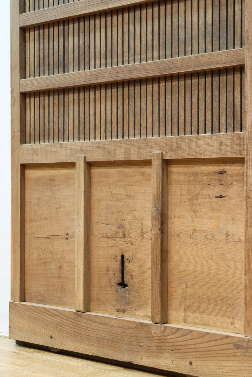 幅1218ミリ　穏やかな木地色の枯れ具合が味わい深い総欅格子蔵戸　G2552