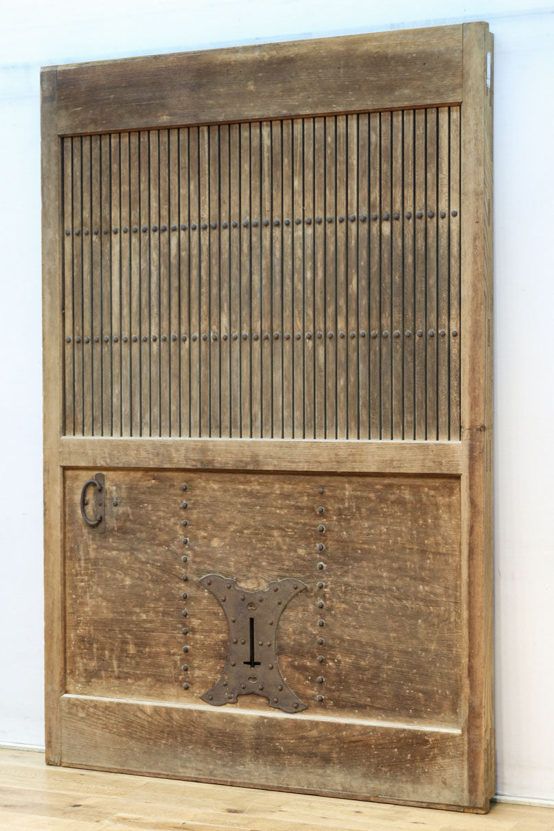 幅1218ミリ　穏やかな木地色の枯れ具合が味わい深い総欅格子蔵戸　G2552