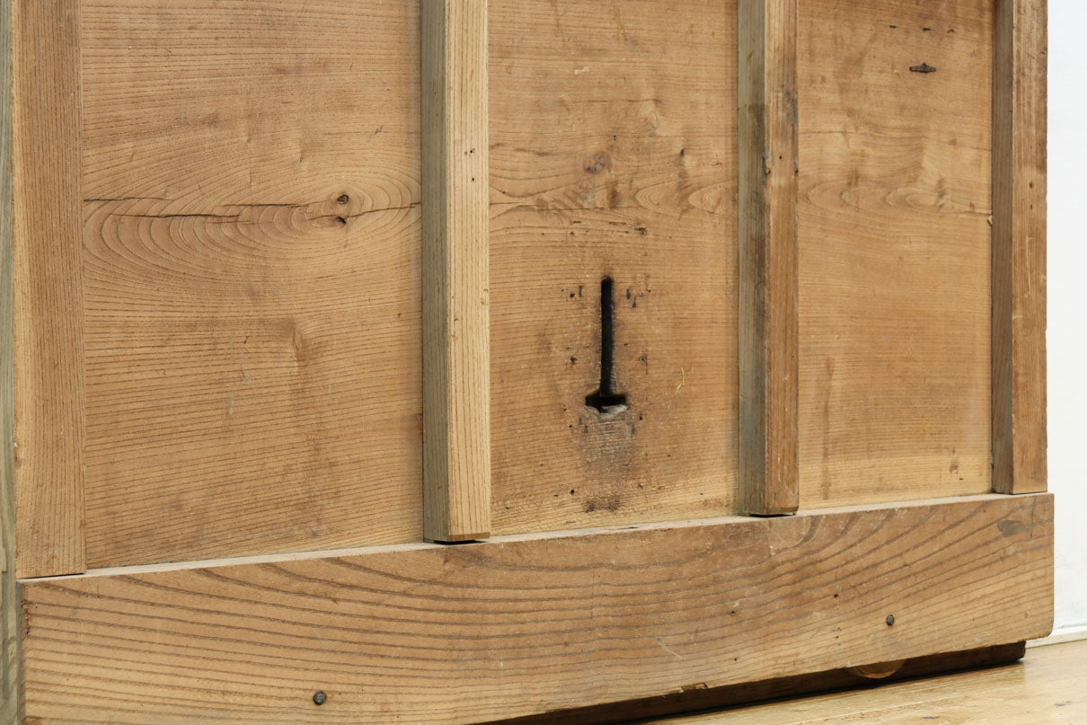 幅1218ミリ　穏やかな木地色の枯れ具合が味わい深い総欅格子蔵戸　G2552