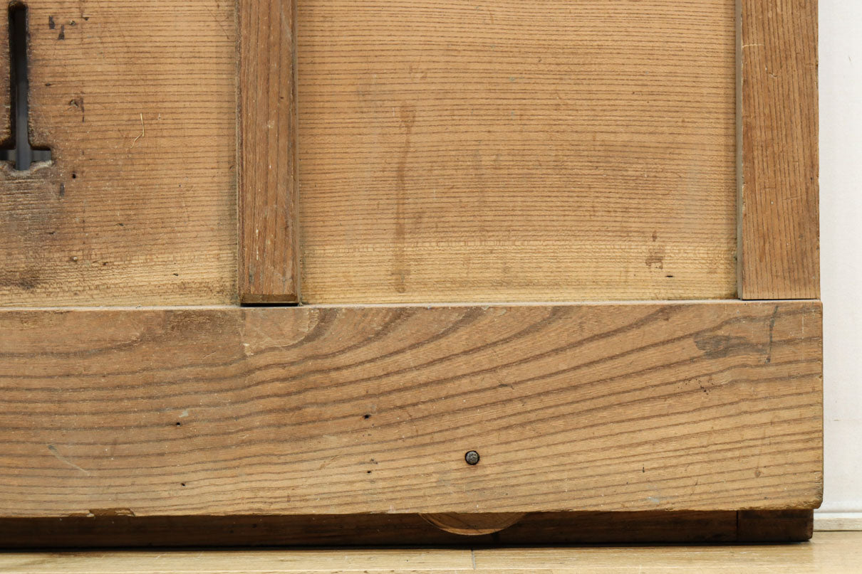 幅1218ミリ　穏やかな木地色の枯れ具合が味わい深い総欅格子蔵戸　G2552