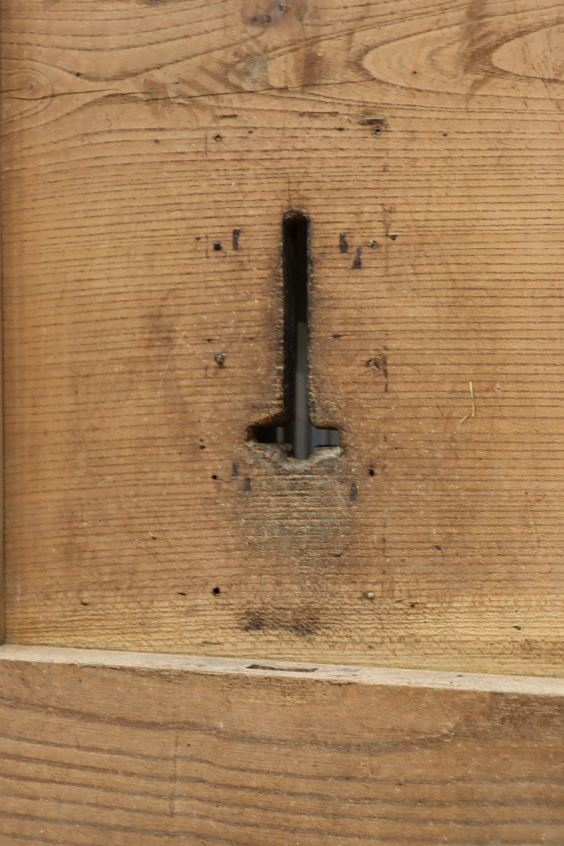 幅1218ミリ　穏やかな木地色の枯れ具合が味わい深い総欅格子蔵戸　G2552