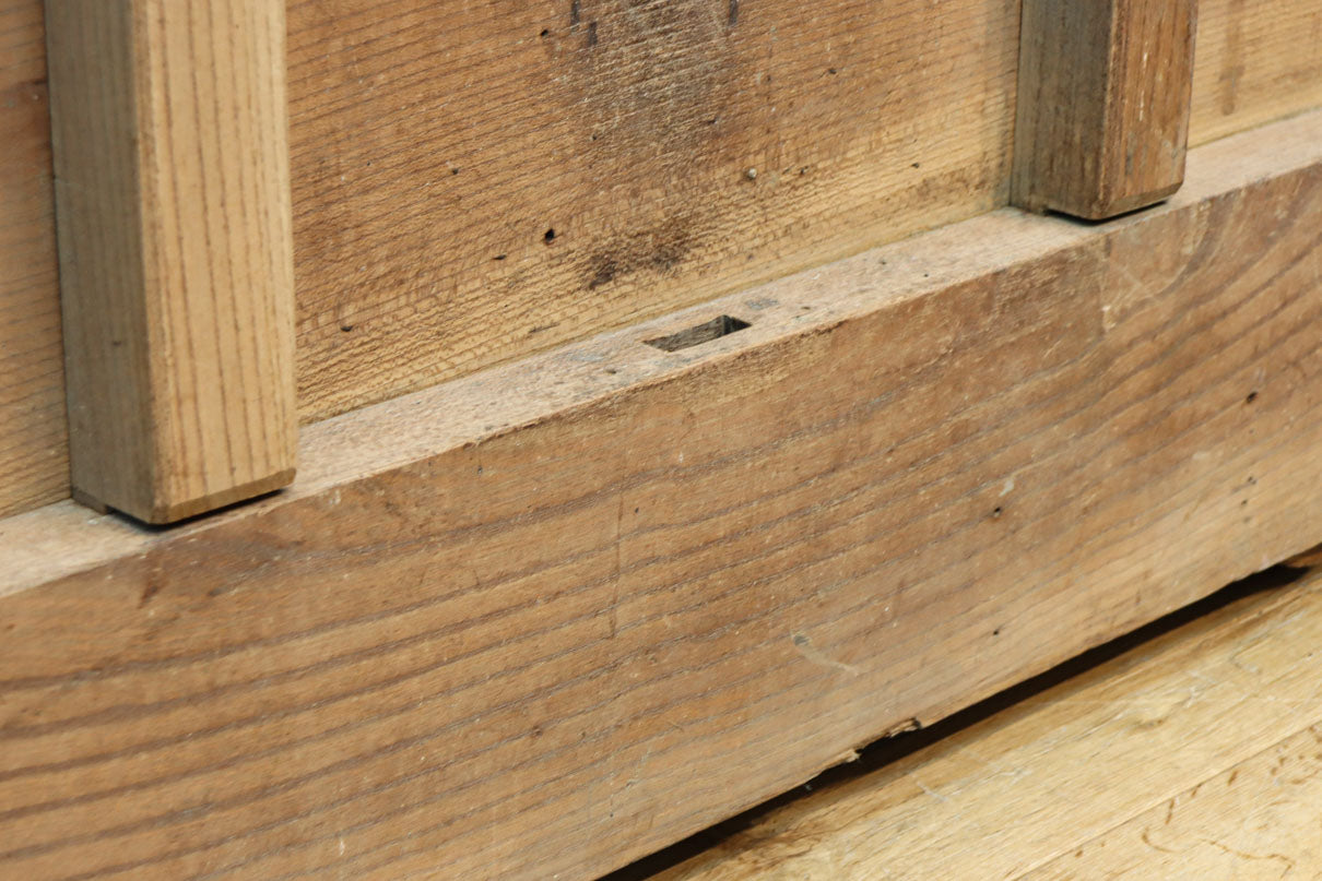 幅1218ミリ　穏やかな木地色の枯れ具合が味わい深い総欅格子蔵戸　G2552