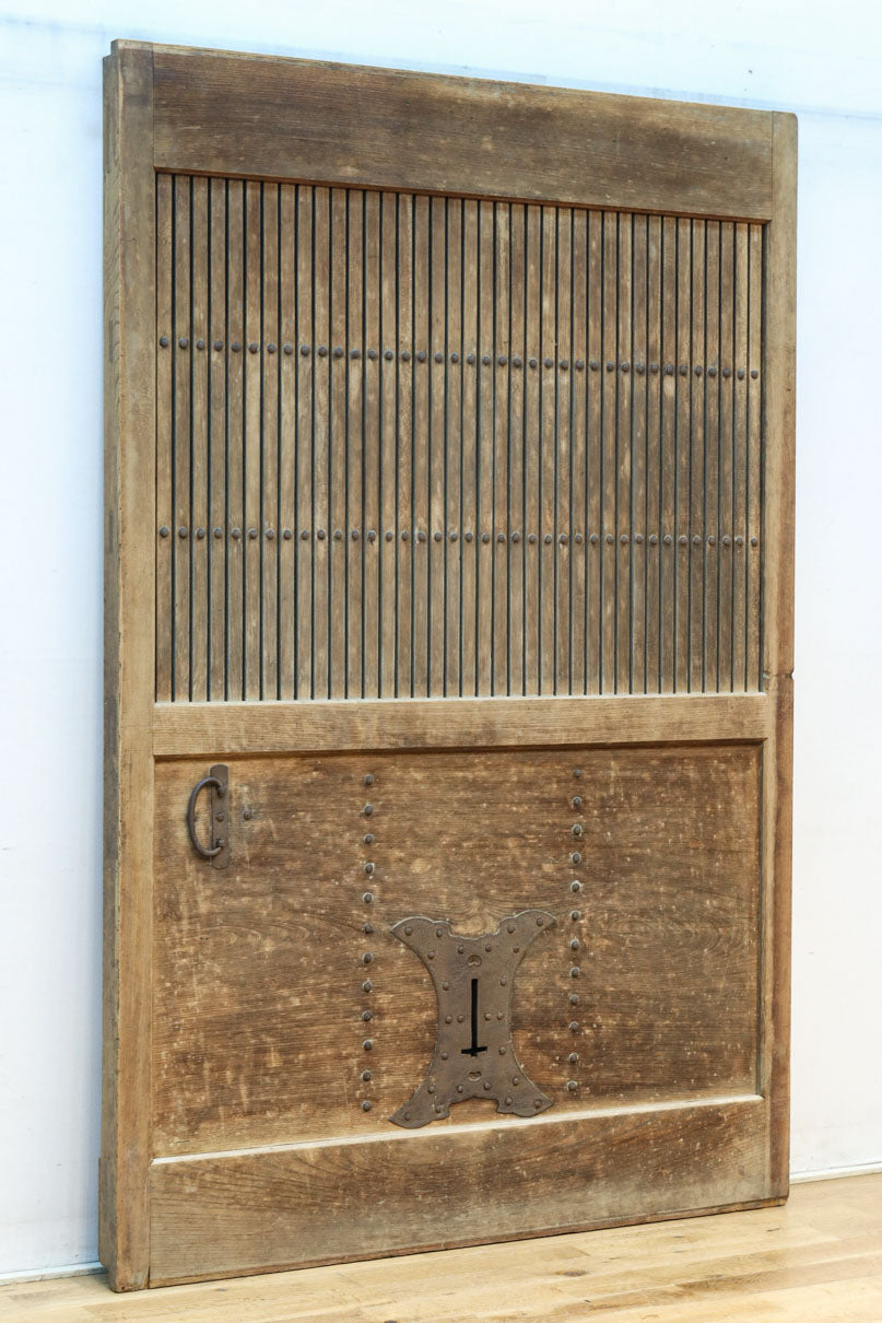 幅1218ミリ　穏やかな木地色の枯れ具合が味わい深い総欅格子蔵戸　G2552