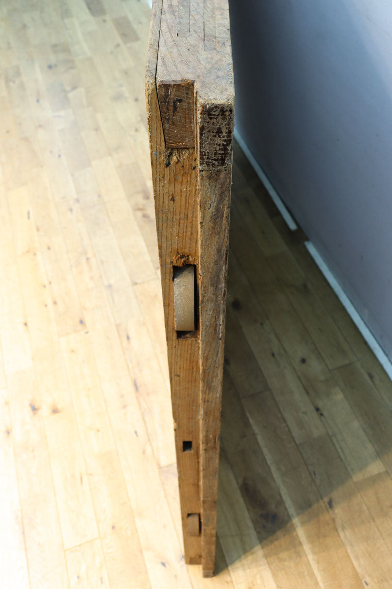 幅1218ミリ　穏やかな木地色の枯れ具合が味わい深い総欅格子蔵戸　G2552