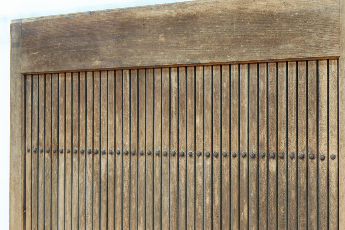 幅1218ミリ　穏やかな木地色の枯れ具合が味わい深い総欅格子蔵戸　G2552