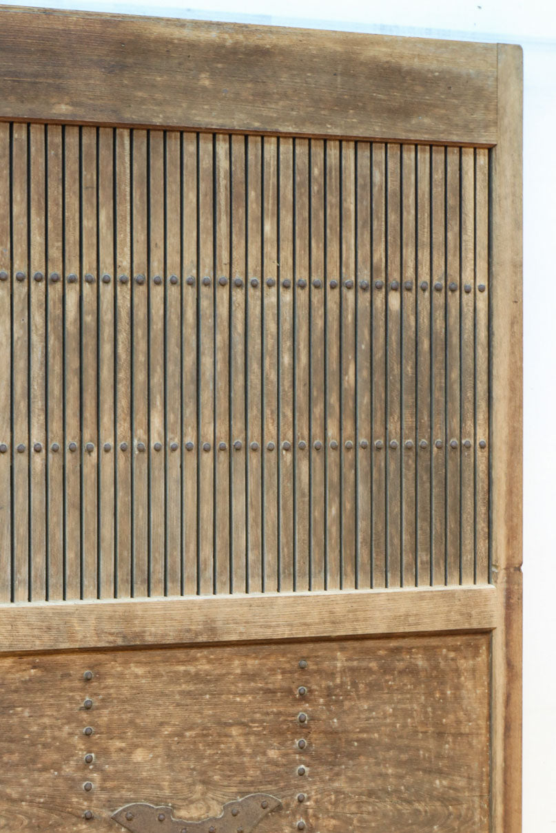 幅1218ミリ　穏やかな木地色の枯れ具合が味わい深い総欅格子蔵戸　G2552