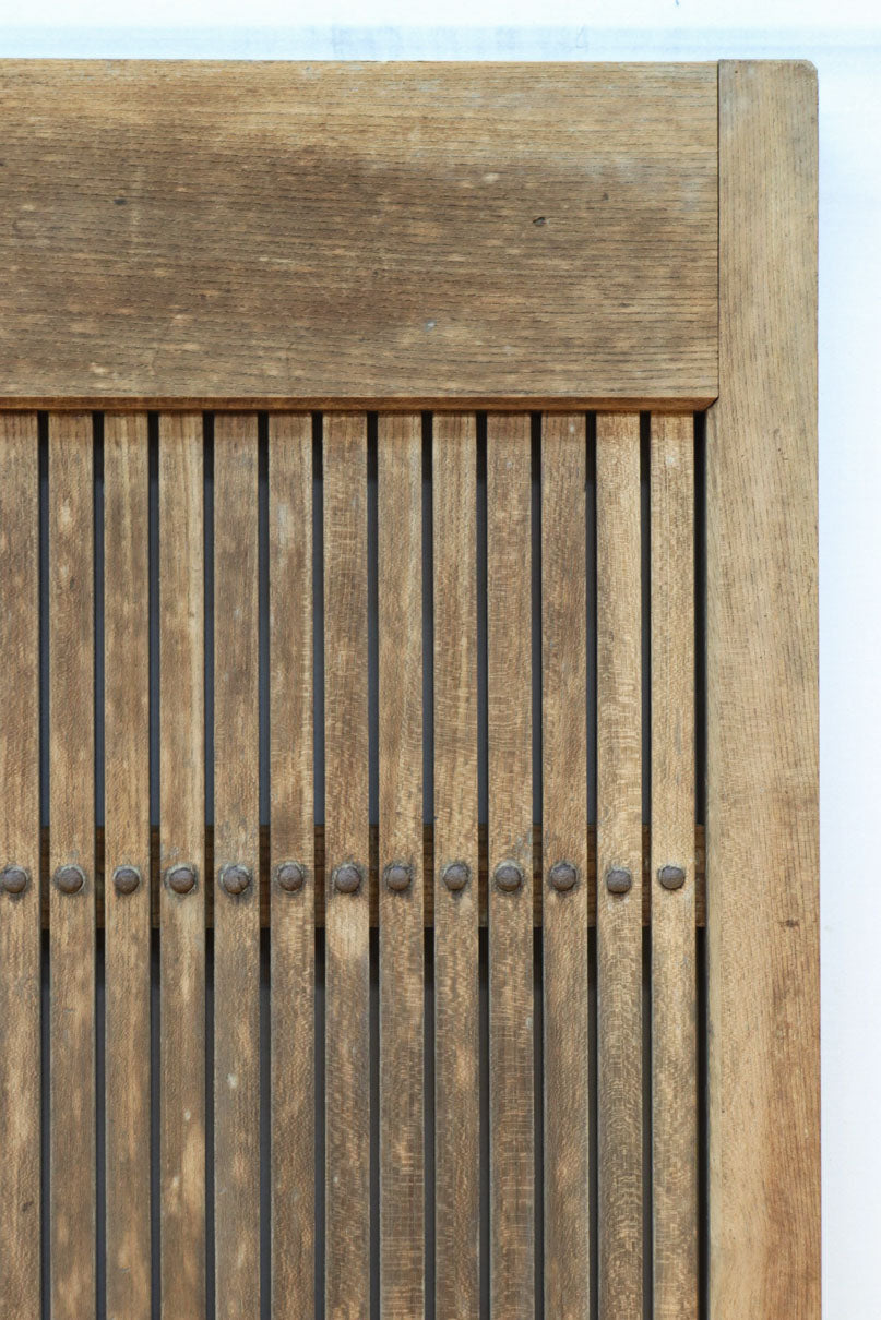 幅1218ミリ　穏やかな木地色の枯れ具合が味わい深い総欅格子蔵戸　G2552