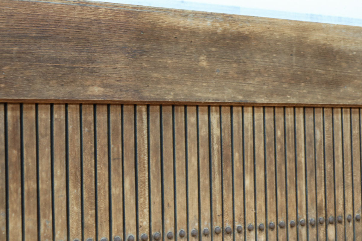 幅1218ミリ　穏やかな木地色の枯れ具合が味わい深い総欅格子蔵戸　G2552