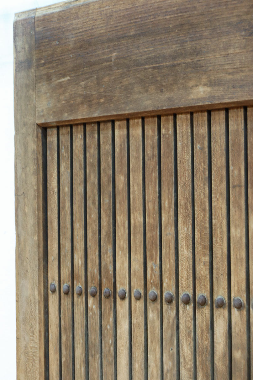 幅1218ミリ　穏やかな木地色の枯れ具合が味わい深い総欅格子蔵戸　G2552