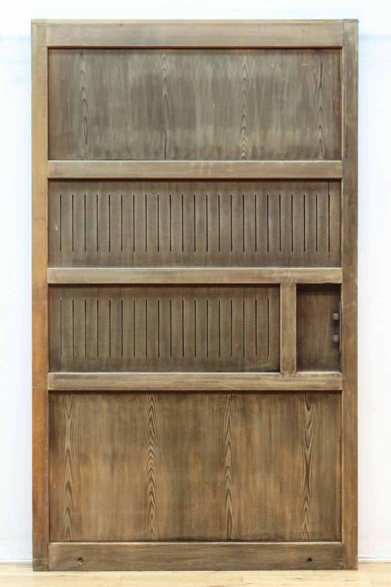 幅1112ミリ　平格子の様な面持ちある堅牢な作りの蔵戸　G2553