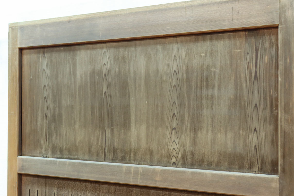 幅1112ミリ　平格子の様な面持ちある堅牢な作りの蔵戸　G2553