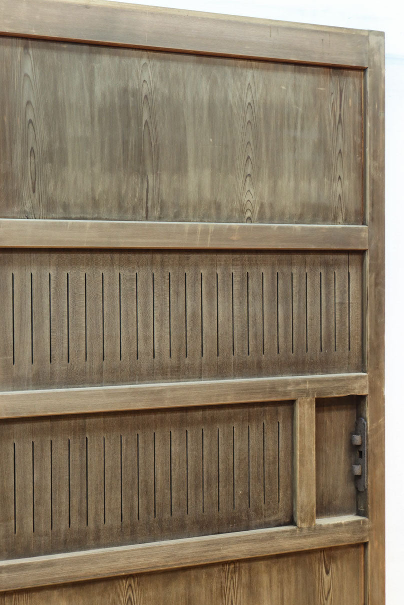 幅1112ミリ　平格子の様な面持ちある堅牢な作りの蔵戸　G2553