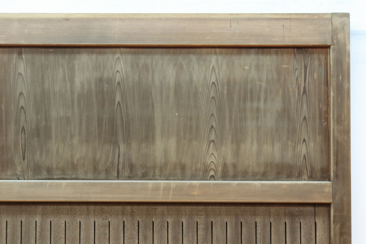 幅1112ミリ　平格子の様な面持ちある堅牢な作りの蔵戸　G2553