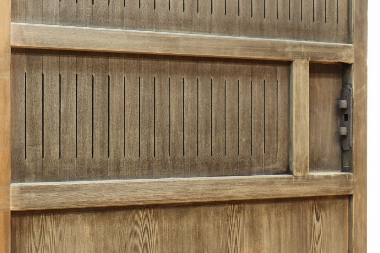 幅1112ミリ　平格子の様な面持ちある堅牢な作りの蔵戸　G2553