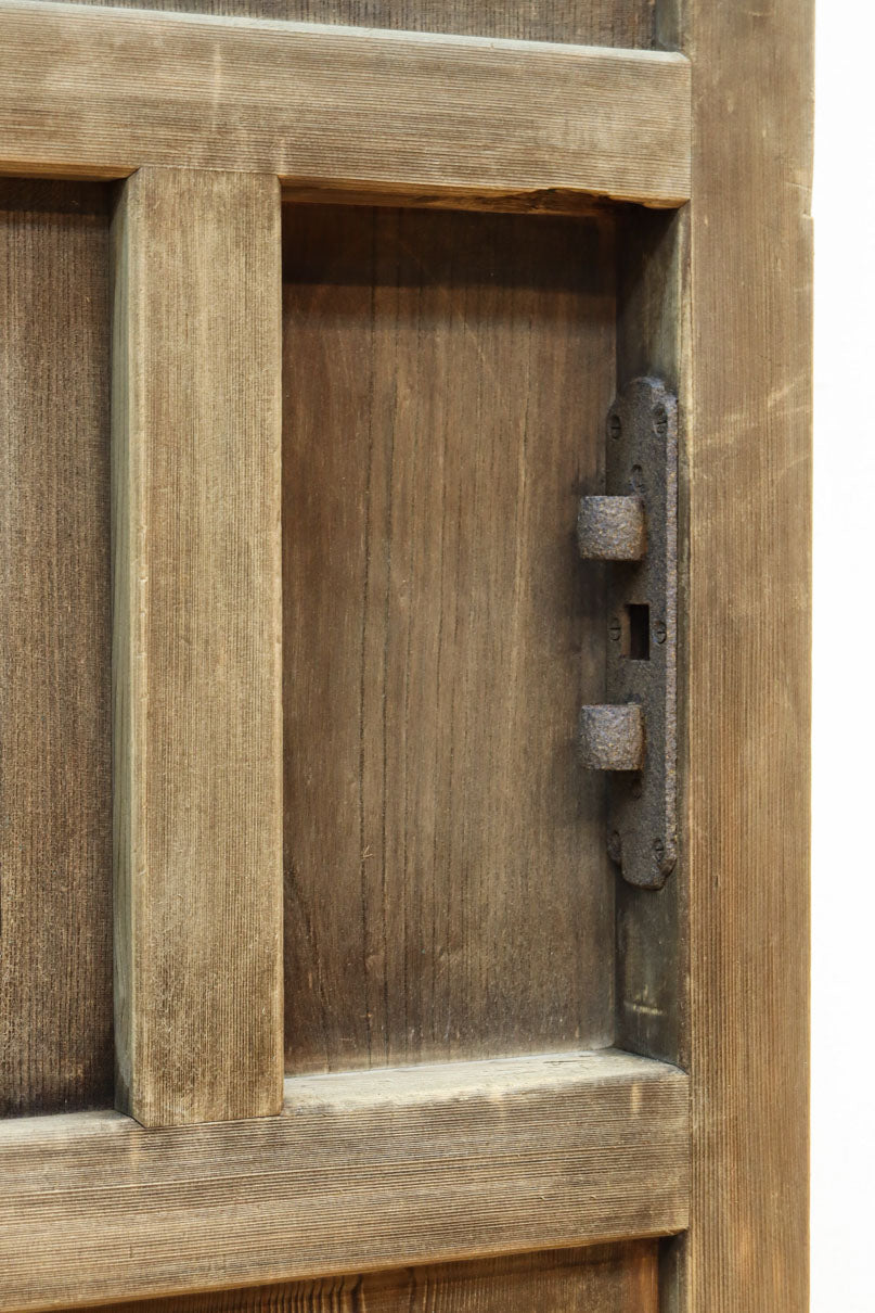 幅1112ミリ　平格子の様な面持ちある堅牢な作りの蔵戸　G2553