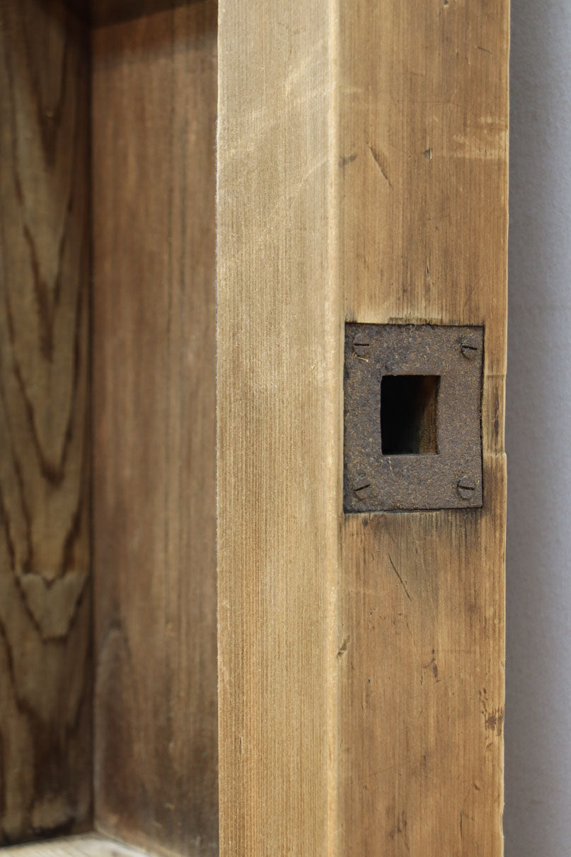 幅1112ミリ　平格子の様な面持ちある堅牢な作りの蔵戸　G2553