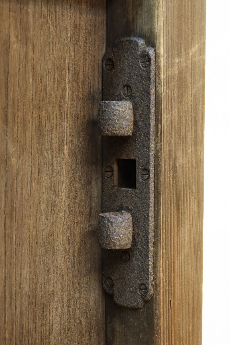 幅1112ミリ　平格子の様な面持ちある堅牢な作りの蔵戸　G2553