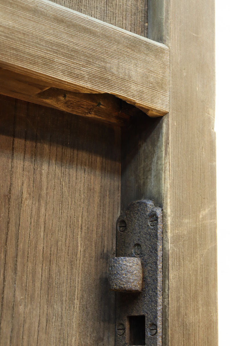 幅1112ミリ　平格子の様な面持ちある堅牢な作りの蔵戸　G2553