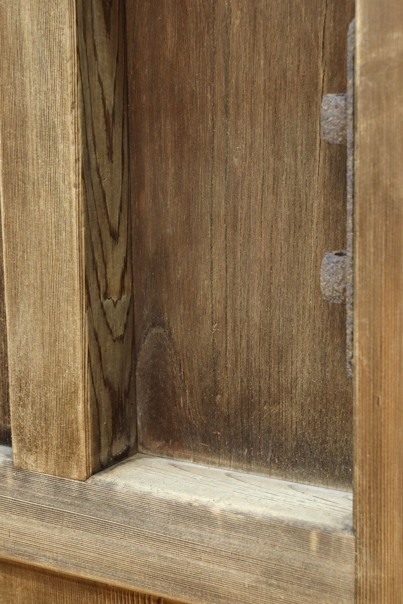 幅1112ミリ　平格子の様な面持ちある堅牢な作りの蔵戸　G2553