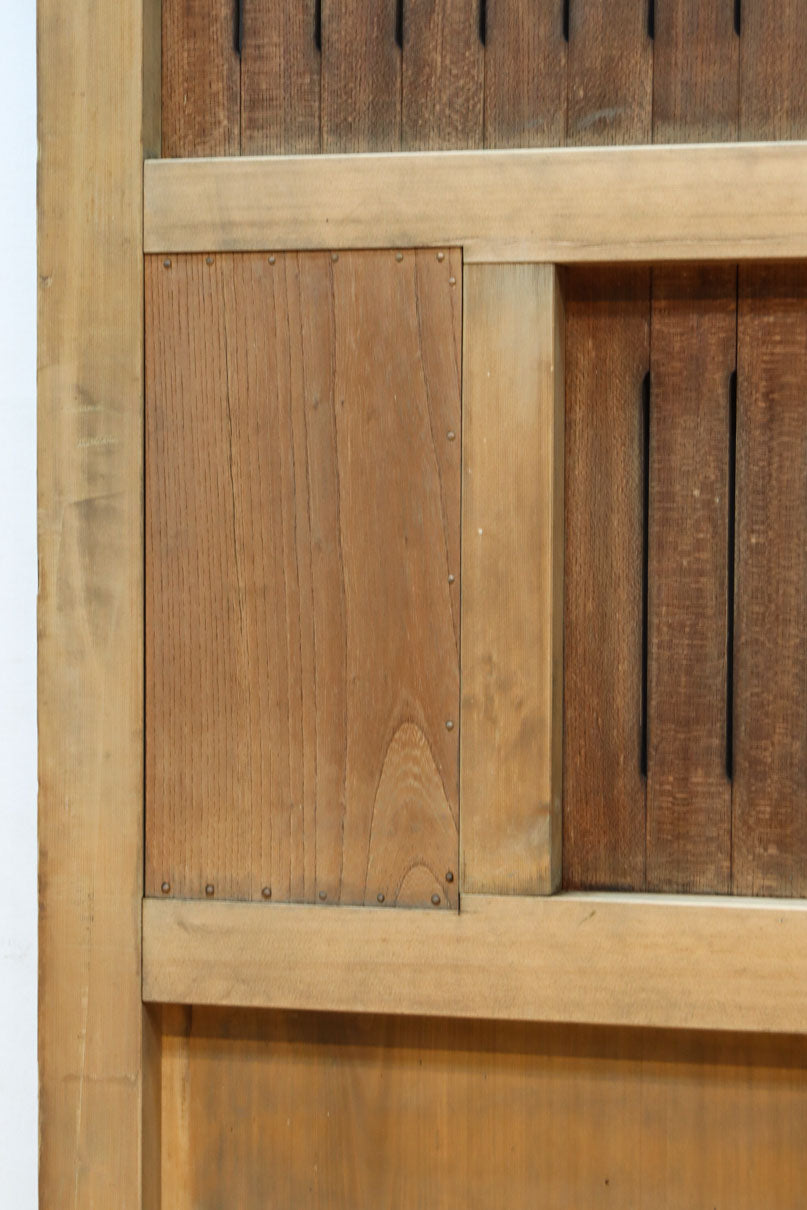 幅1112ミリ　平格子の様な面持ちある堅牢な作りの蔵戸　G2553