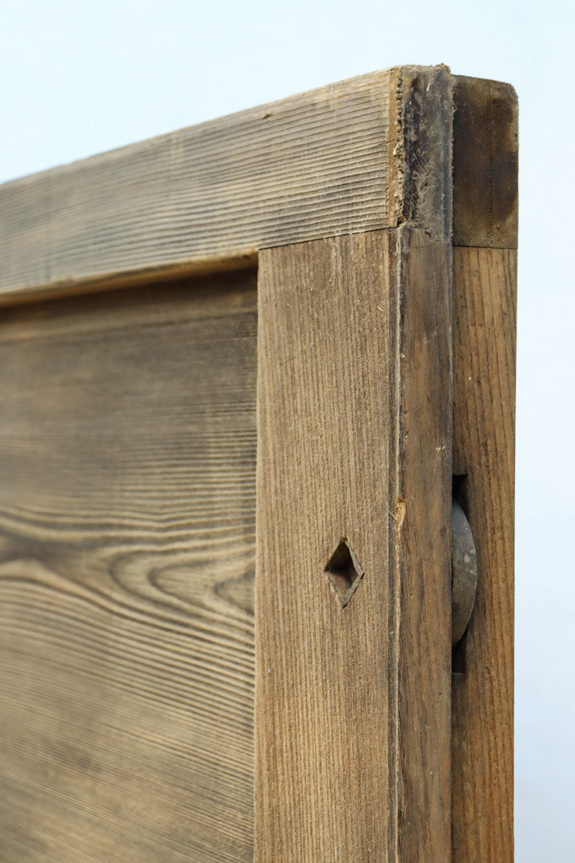 幅1112ミリ　平格子の様な面持ちある堅牢な作りの蔵戸　G2553