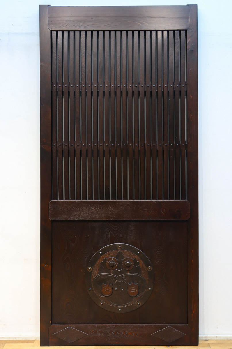 幅918ミリ　桐模様金具で雅な面持ち溢れる平格子蔵戸　G2554