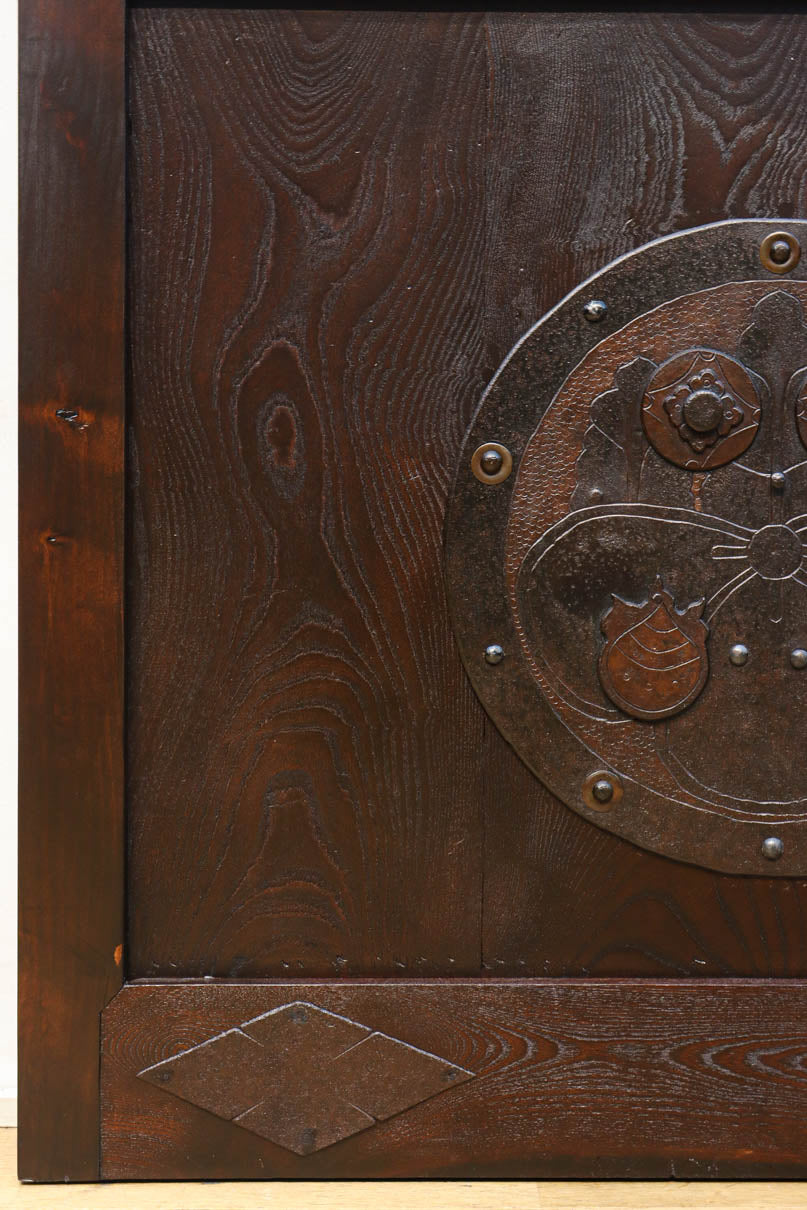 幅918ミリ　桐模様金具で雅な面持ち溢れる平格子蔵戸　G2554