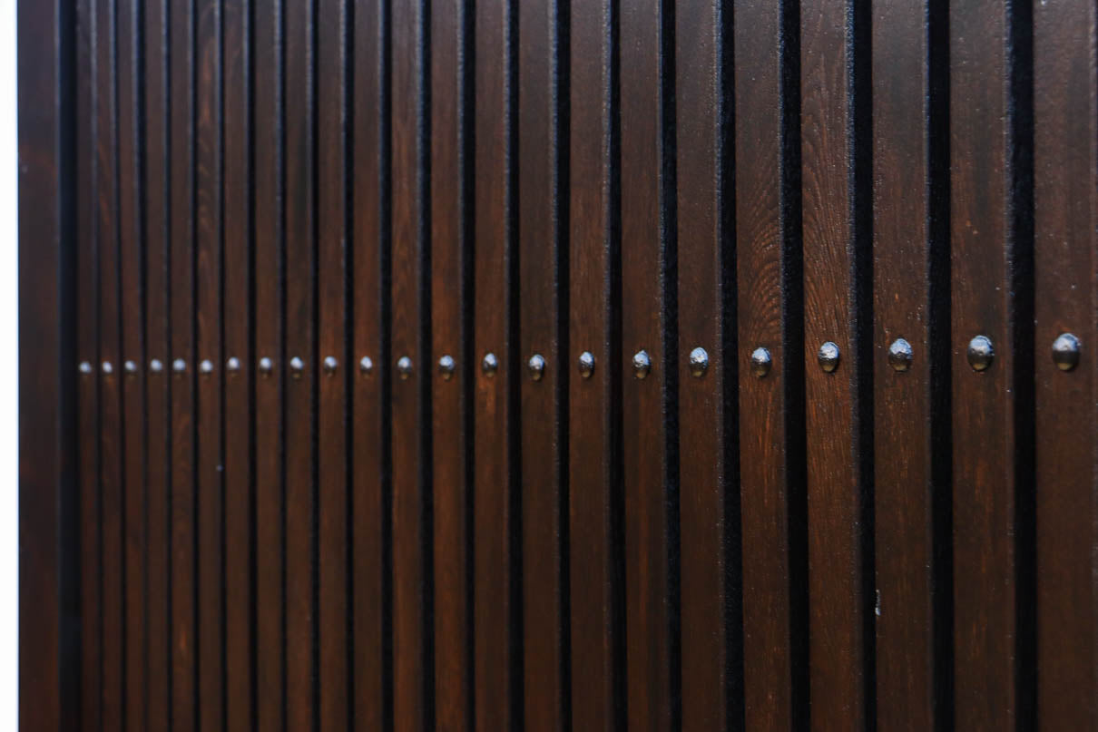 幅918ミリ　桐模様金具で雅な面持ち溢れる平格子蔵戸　G2554